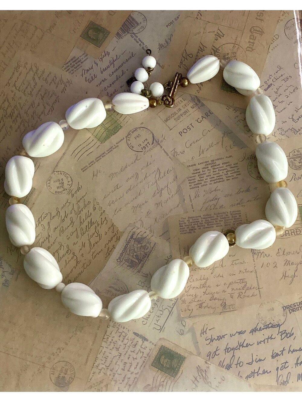 Vintage Retro Glamour Milk Glass Swirl Bead Choker Necklace